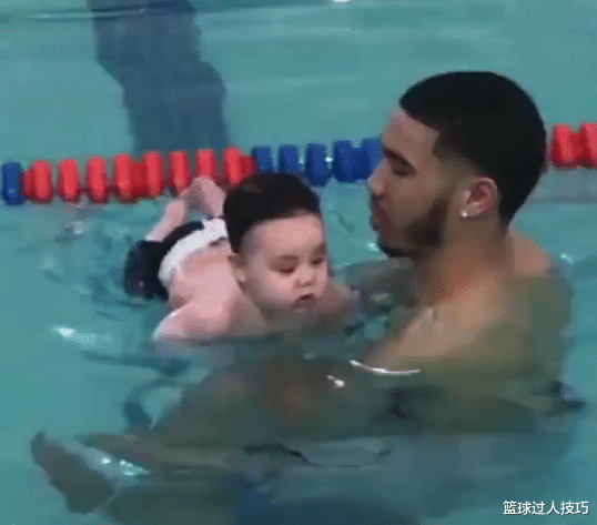 姚明:NBA巨人都怎么游泳?姚明把泳池游成浴缸,第一巨人在泳池如水怪