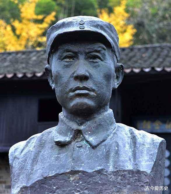 新四军@这个军政委手下才1800人，但为了歼灭他，蒋介石派出了10多万大军