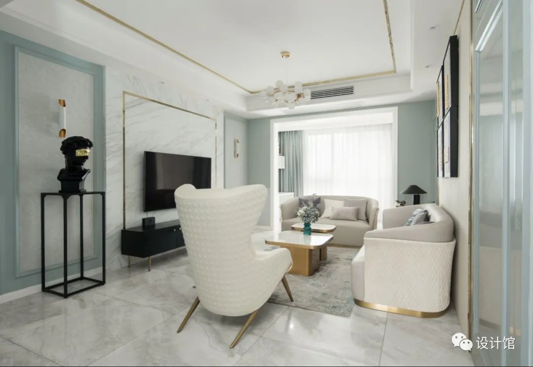 【】沙发墙上有门，他家做了个造型，装成隐形门，藏得可真漂亮！