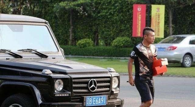 【张琳芃】国足一个比一个脚臭！豪车却一个比一个牛，张琳芃开奔驰大G