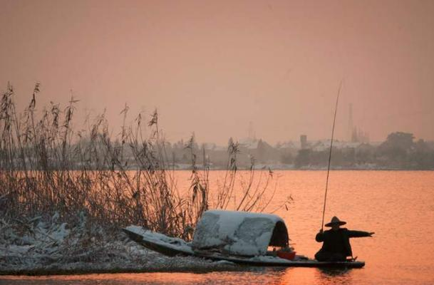 |秋末初冬钓鲫鱼，牢记这8点，钓上来的大板鲫又大又肥！