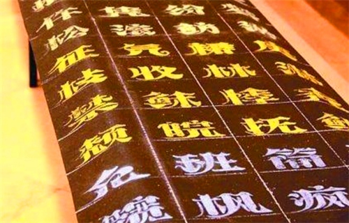 残疾男子街头写字卖艺,因太美被方正字库高价收录,一跃成书法家