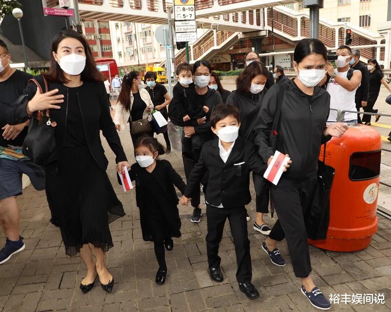 霍启刚|霍老太出殡！霍启刚抱遗照赶往坟场，霍中曦化身暖男牵着妹妹