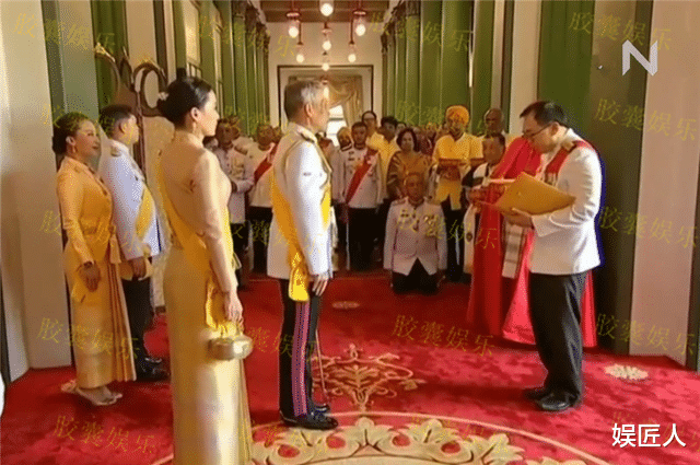 68歲泰國國王真無情，讓侍衛跪著下樓梯，為瞭排場將隨從視如草芥-圖6