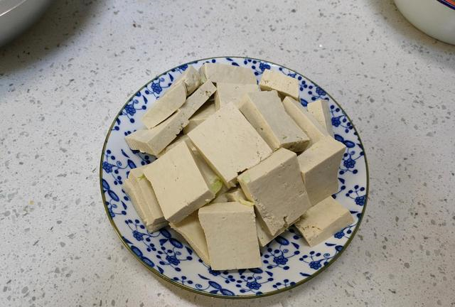 豆腐|天气冷，就馋这锅“热乎菜”，三种食材一锅炖，不放肉也倍儿香