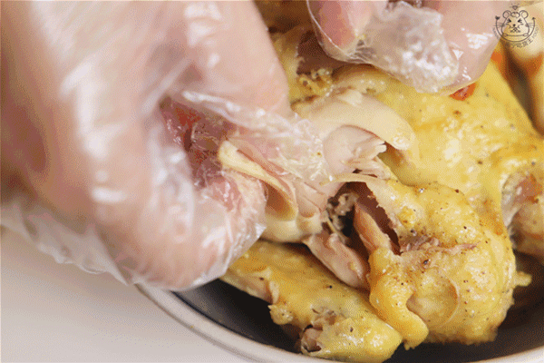 「年糕」一半只鸡直接丢进蒸锅,不用炒不用炖,肉嫩多汁,出锅就被抢光光