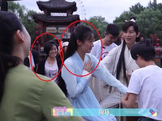 袁冰妍|琉璃:袁冰妍坐在成毅腿上,两人反应太有趣,工作人员一脸姨母笑