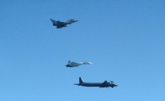 苏-27|海峡爆发大规模对峙,苏27成功咬尾对方战机,飞行员请求开火被拒