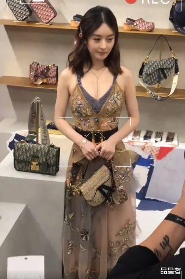 赵丽颖▲有种保守叫赵丽颖，故意在吊带裙里叠穿一件，效果却美出新高度