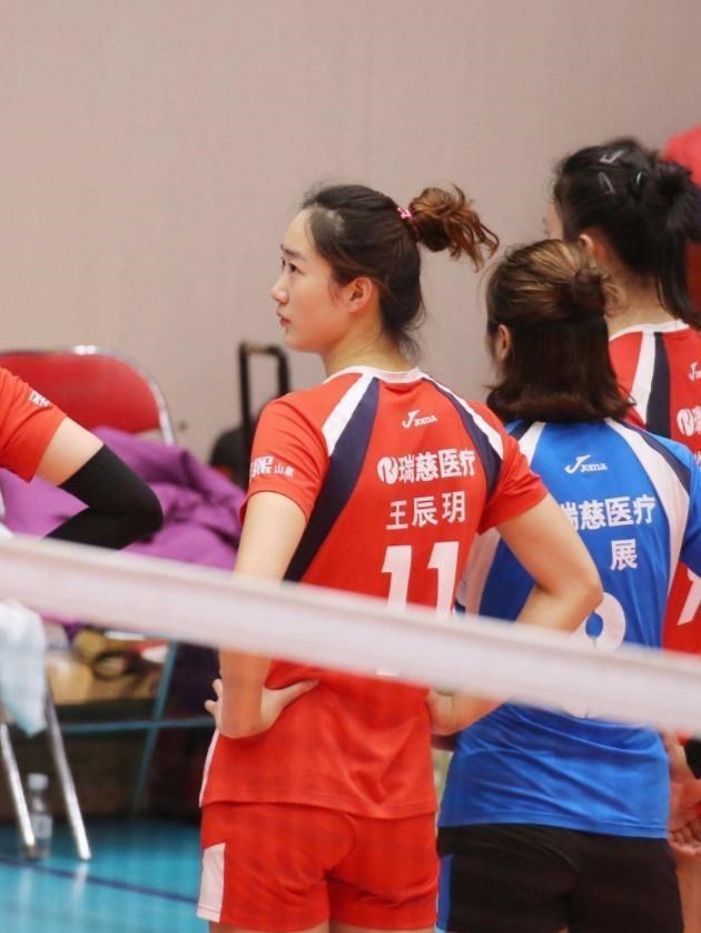 张常宁|张常宁领衔女排小国家队再胜一场，国手进步明显，拦网神器复苏