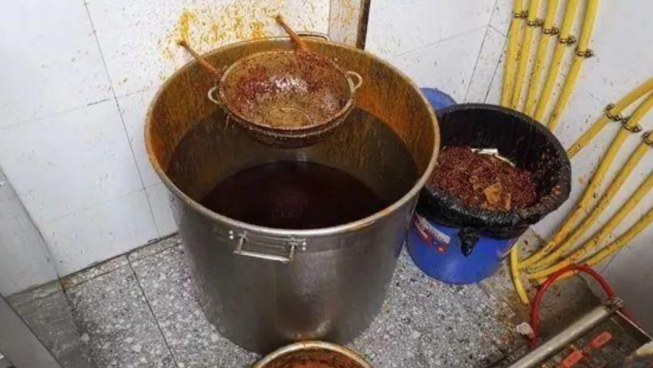 火锅|央视狠批某知名火锅店，暗访后厨视频流出，地沟油都比锅底干净