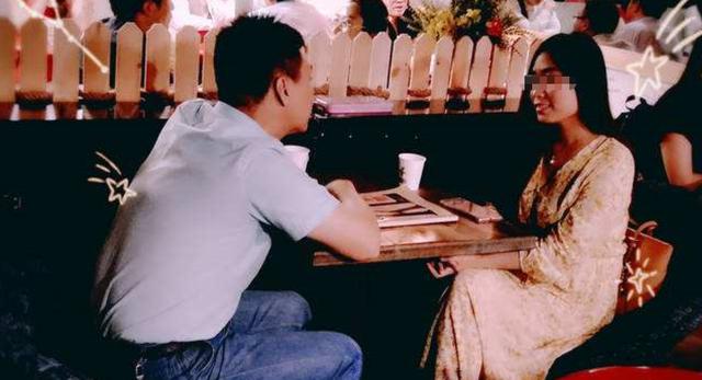 []女生520当晚和一男子约会，朋友圈又晒另一人送的礼：我还是单身