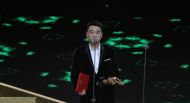 童瑶|飞天奖大合影排位惹争议,孙俪童瑶站中心位,视后秦海璐站边上被抢风头