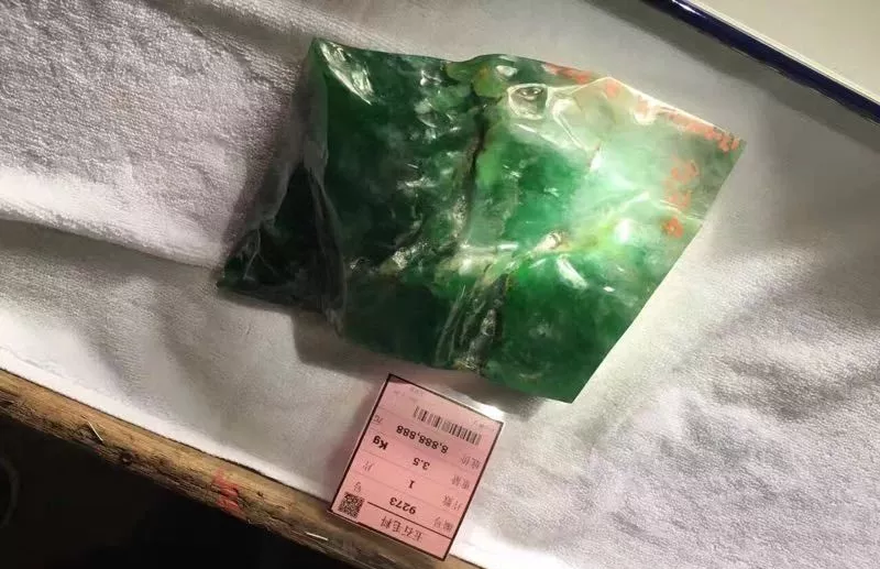 翡翠@花2000块钱买了块赌石，为什么越是不懂越敢赌？