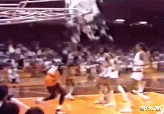 [迈克尔·乔丹]隔扣奥尼尔，将篮板扣得粉碎，此人堪称NBA的未解之谜