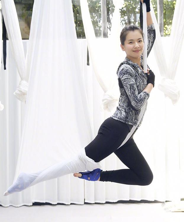 |走进刘涛现实中的家，卧室空空如也，没有衣柜只能用行李箱装衣服