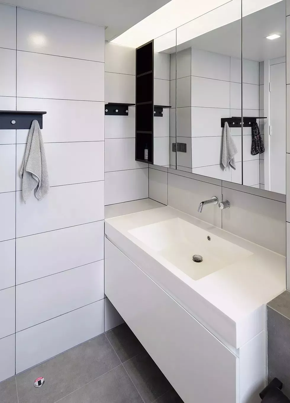 ▲浴室镜你选怎么的？小户型当然要用带收纳的，非常实用