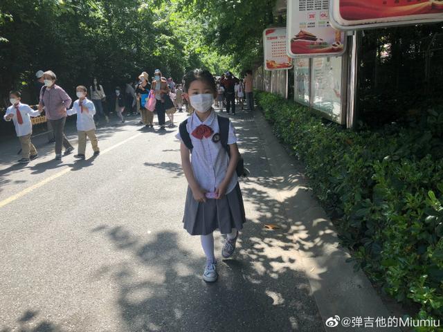 「吉他」6岁，她一个人组了一支乐队，用“奶嗓”唱哭世界 | 原创