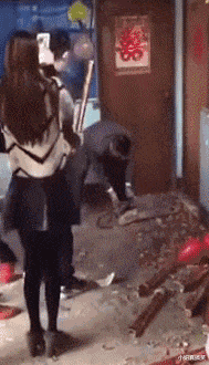 |“无意中在女同事车上发现的，是干嘛用的？”网友们内涵了...哈哈哈哈