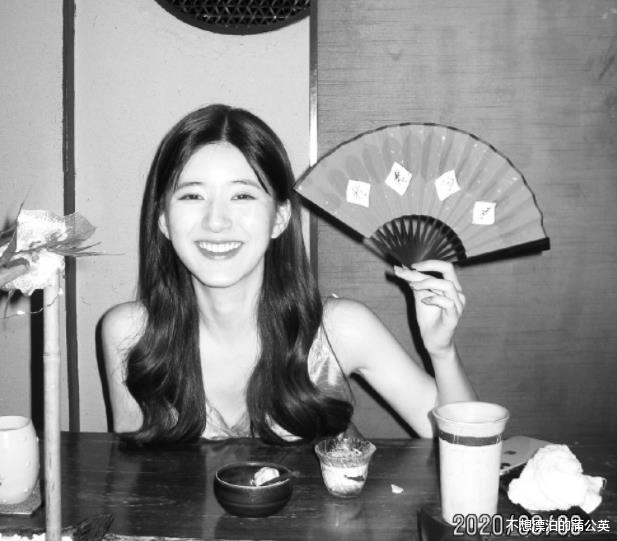 赵露思|赵露思晒照,坐车上自拍“慵懒范”十足,22岁素颜皮肤状态绝了