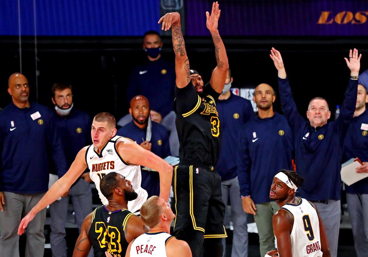 绝杀|私改战术助浓眉绝杀！当湖人众将疯狂庆祝，唯独他冷静得让人可怕