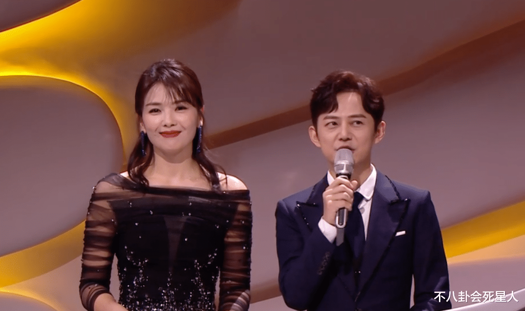 颁奖礼|金鹰颁奖礼显寒酸，台下明星坐得很拥挤，刘涛几次嘴瓢靠何炅救场