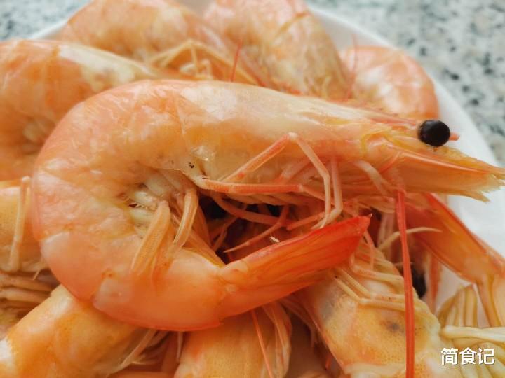 ：煮虾时，到底用热水还是冷水？原来一直做错，难怪肉质老，腥味重
