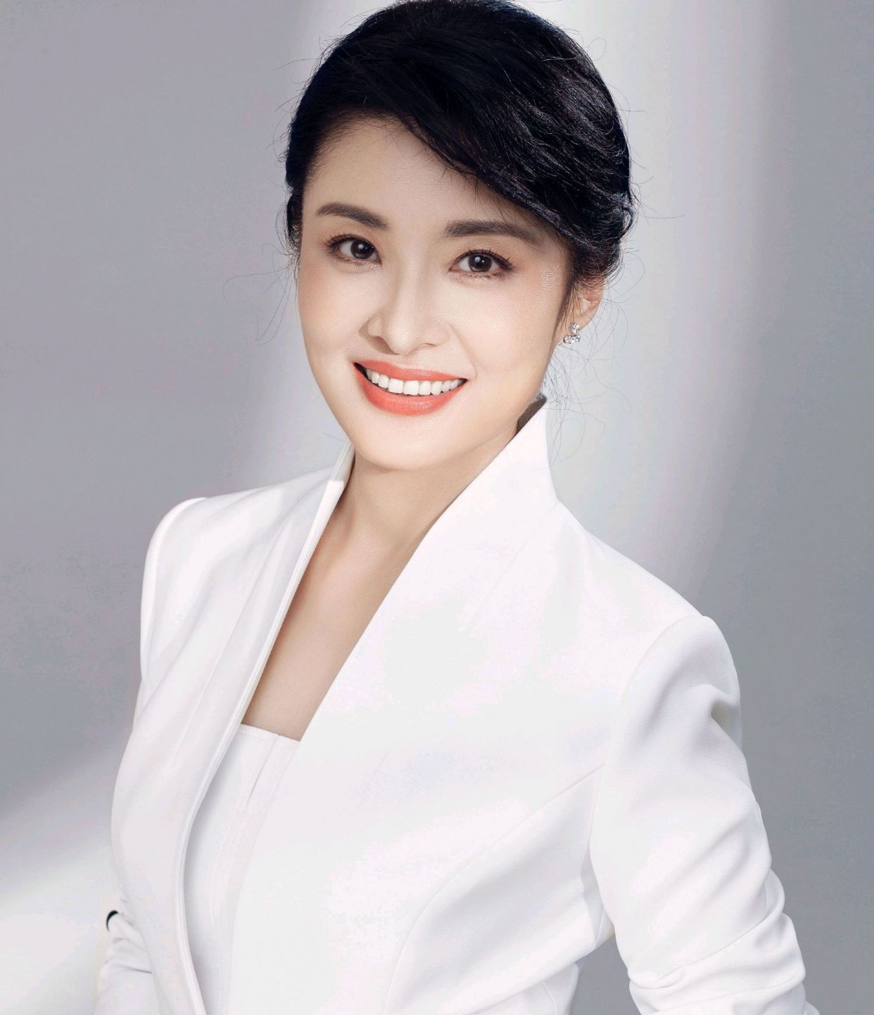 「周涛」主持人周涛52岁的年龄32岁的状态，她的美很难用一种模式来界定