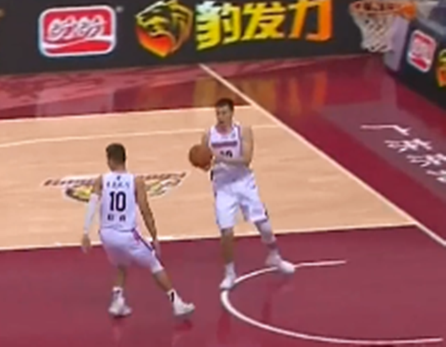 赵睿|全场2打0！赵睿传完扭头就走，二飞还想回传却愣住：原来抬头就是筐