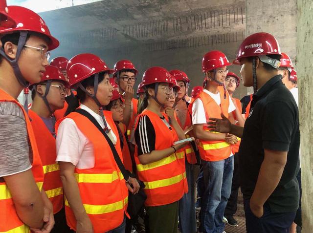 大学|大学男女比例失衡的4个专业，女生考上便是“班花”，全班宠着