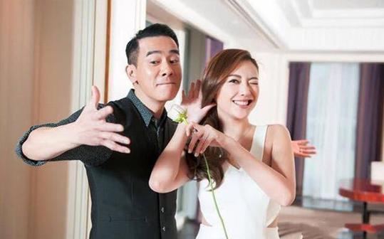 #陈小春#晒晒陈小春在香港的家，客厅能看到维多利亚港，居住环境是一流的