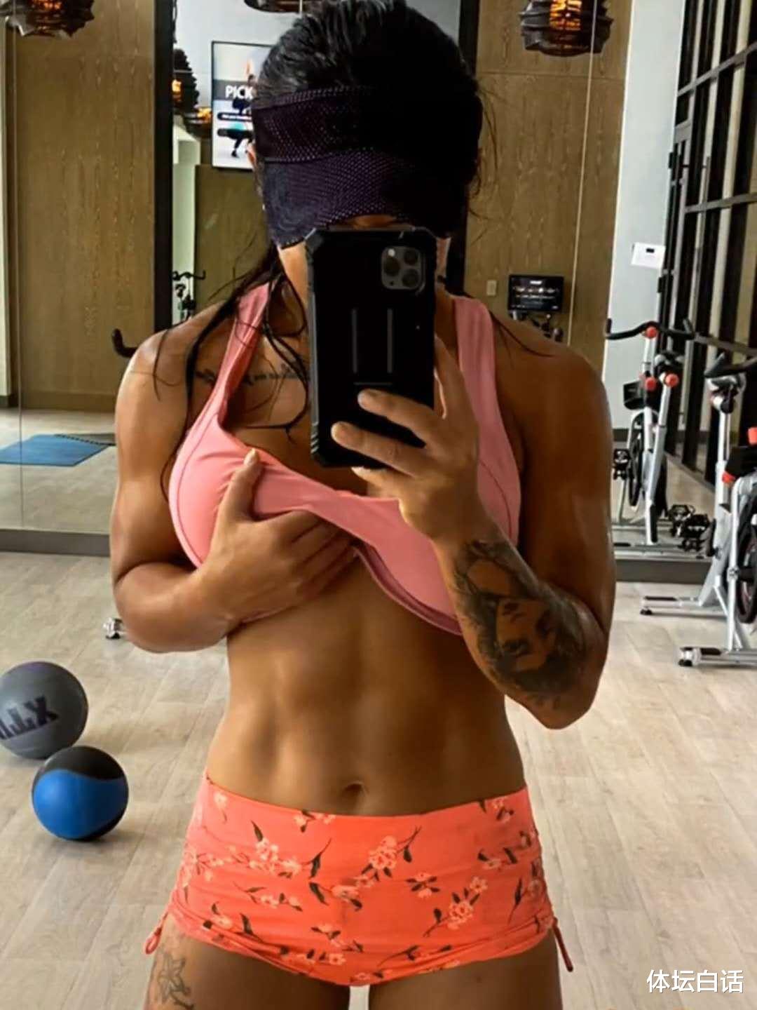 |wwe首位中国女将李霞!大秀健硕身材,感叹自己126斤减肥太难