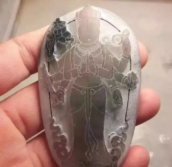 「」飘花翡翠为何贵,欣赏完翡翠飘花片料到成品惊艳全过程,你就知道!