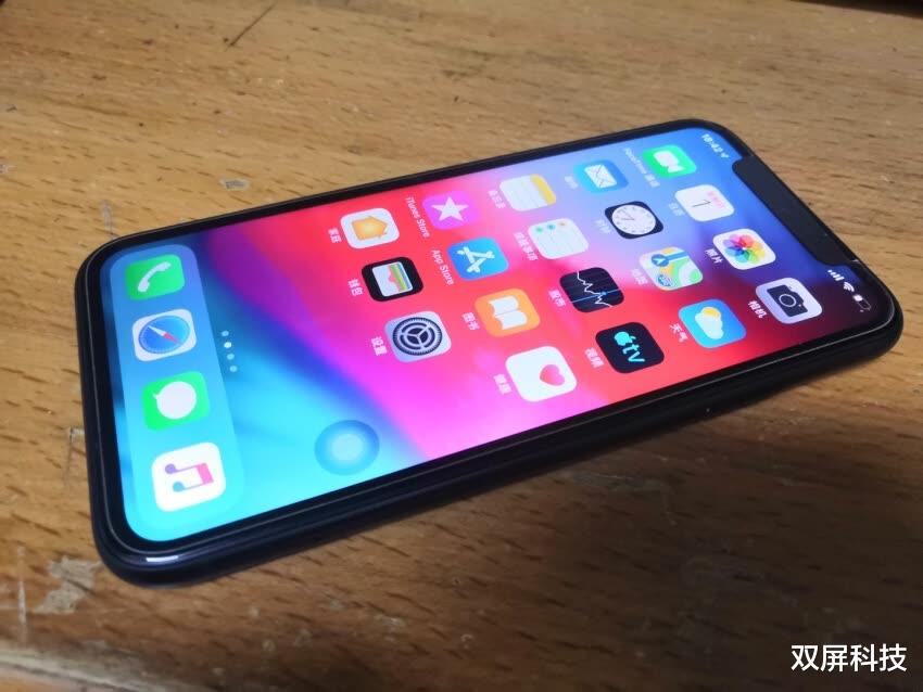 iPhone SE@从6499跌至3699，库克妥协了，网友：价格真感人！