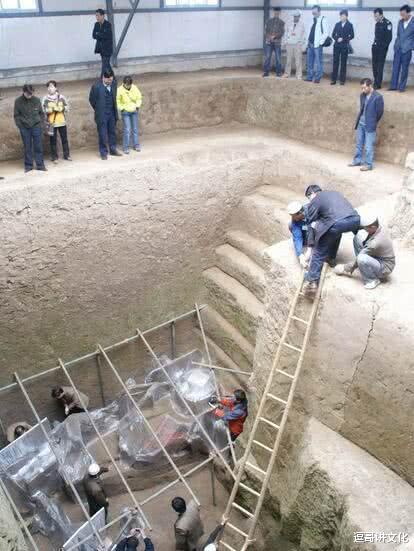 「古墓」戈壁滩挖出100座古墓,腐尸身上发现一张破纸,却成最重要国宝