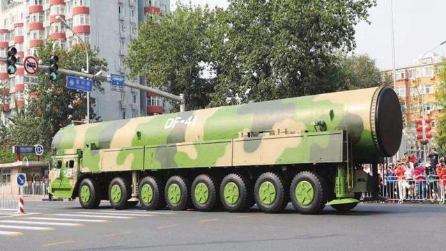 『东风17』中国大国利器是啥？东风17还是氢弹，最令美国日本害怕的又是什么