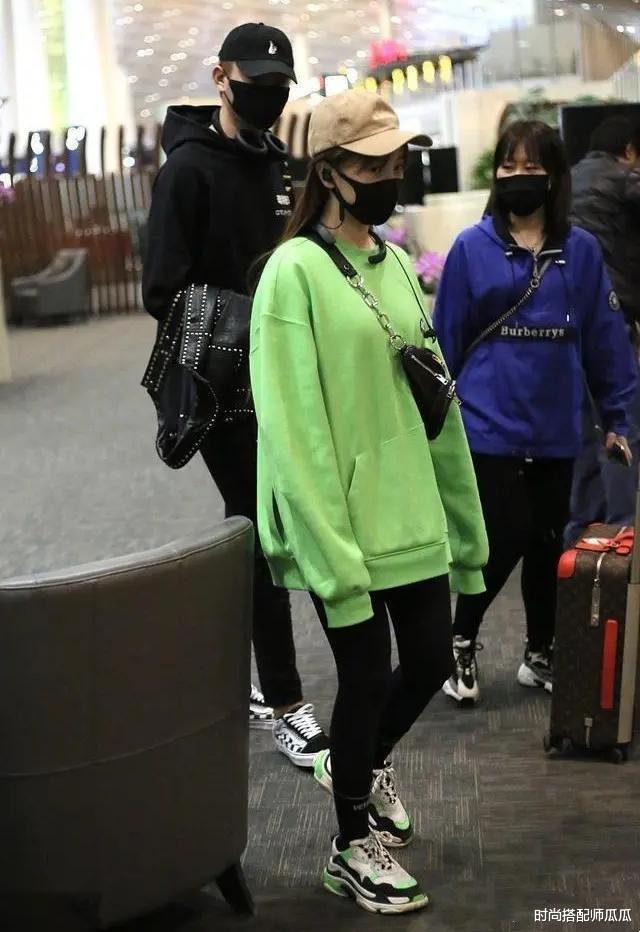 陈小纭▲于小彤携女友走机场, 30岁陈小纭穿瑜伽裤太时髦,颜值配一脸