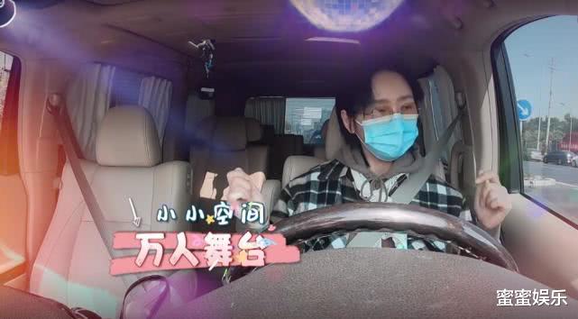 周笔畅▲周笔畅家有2个厨房，开80万车去买菜，一人做鸡腿饭吃已独居15年