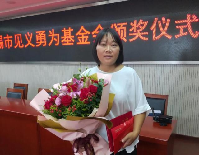 无锡@男子突然刀砍女同事！临时工的她阻拦竟被砍20多刀：不拦才真后悔