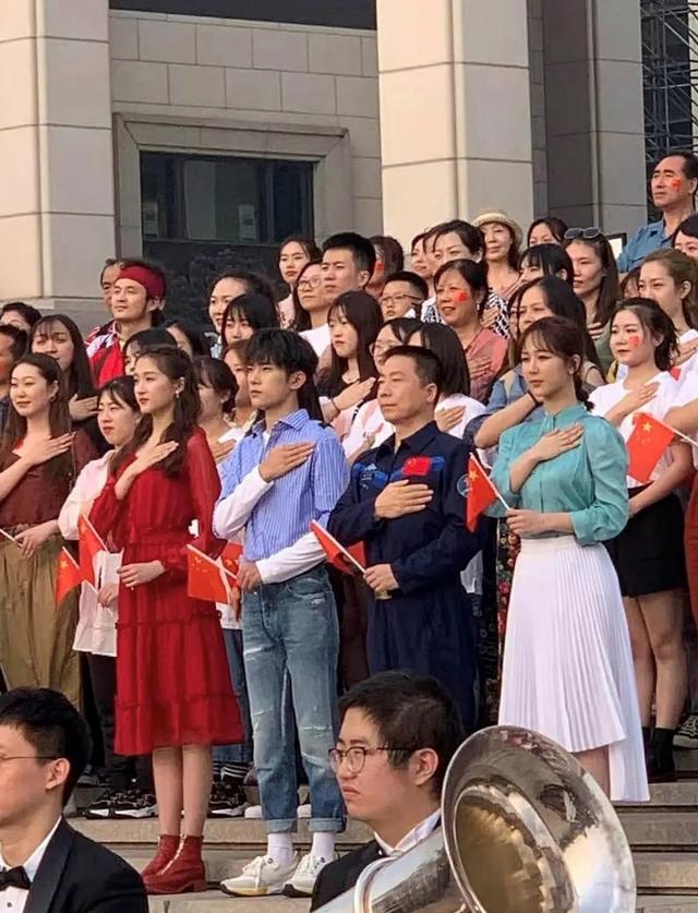 「杨幂」172的关晓彤简直是鉴定男星身高的活尺子,杨洋、易烊千玺、吴磊