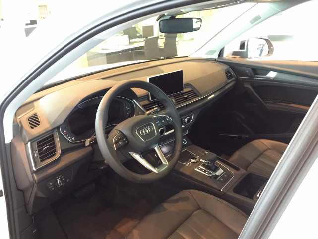 「奥迪Q5」售价早已跌至30万出头，奥迪Q5L销量暴涨，你还在乎它减配？