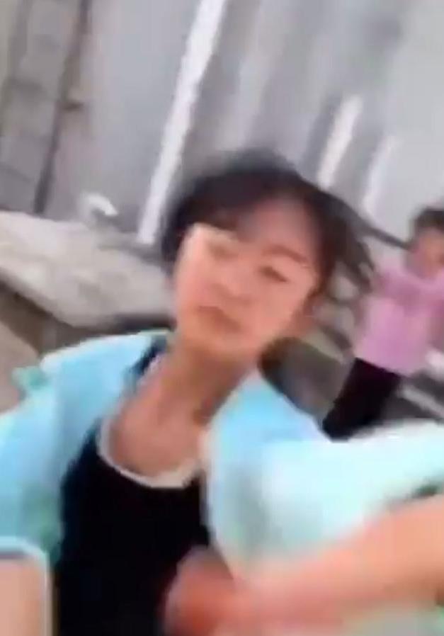 美宴共赏 女孩指使妹妹跳楼，被拍摄后抢手机毁灭证据，母亲无奈澄清真相