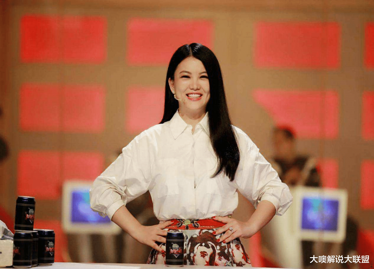 李湘|李湘减肥太可怕，与王岳伦现身机场，远远看去像一个纸片人