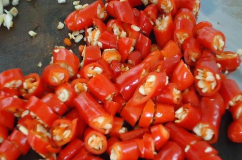 茄子▲炒茄子时，先放油是大错特错，只需多加这1步，茄子软嫩不吸油！