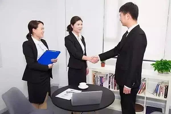 『』银行的普通员工月薪多少?基层员工透露月薪,引网友热议