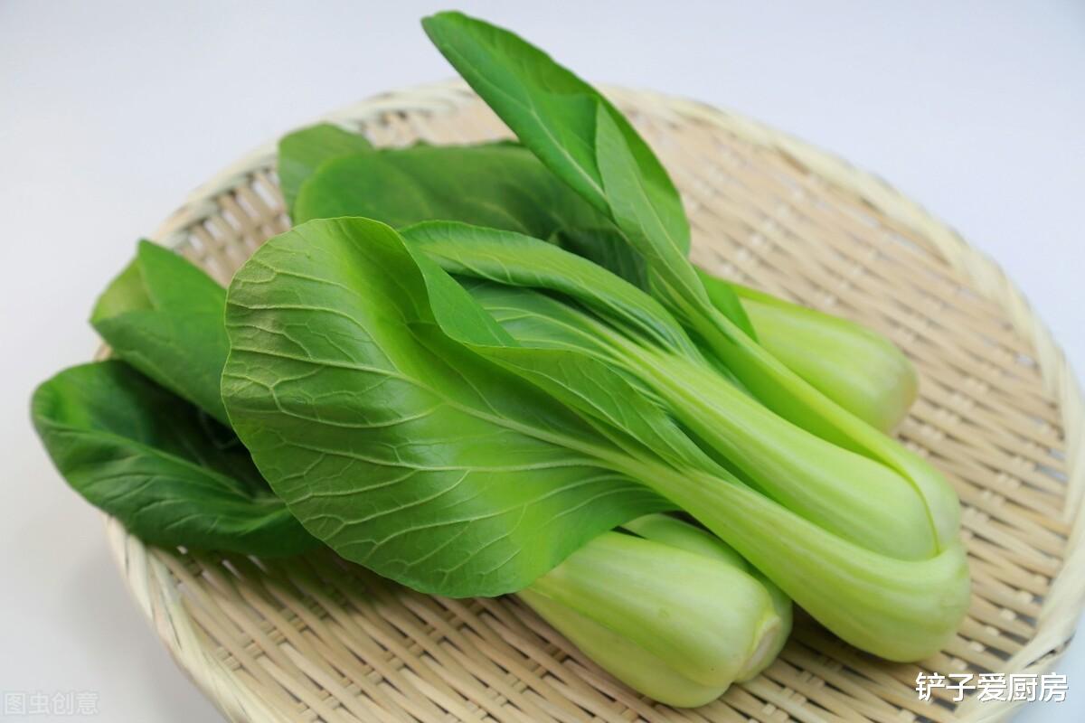 青菜|炒绿叶青菜时，到底要不要焯水？教你烹饪方法，青菜翠绿好吃