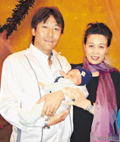 高峰|父亲是国足名将，吸毒被捕入狱，母亲是那英，15岁的他如今怎样了