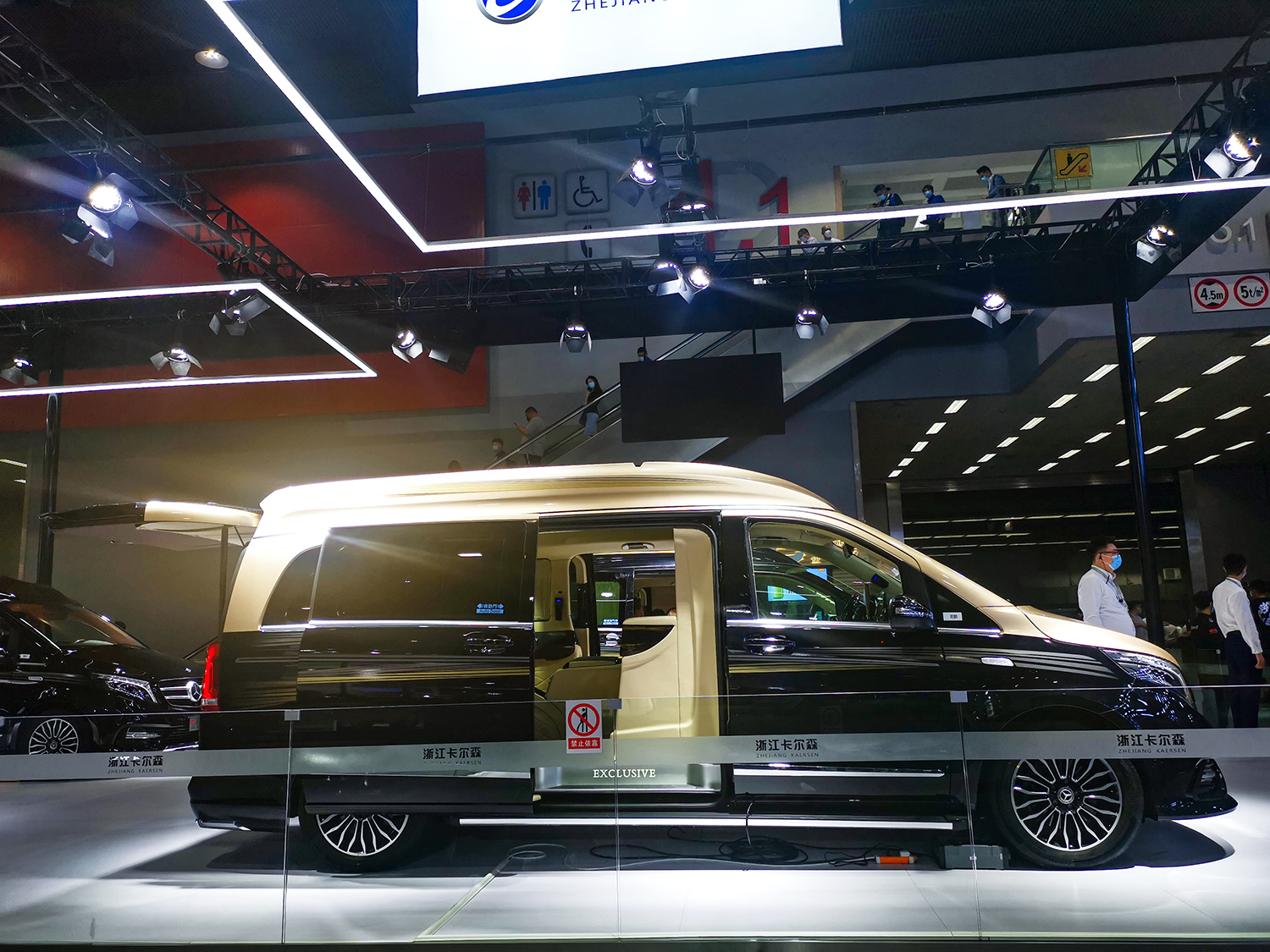 廣州車展探館，2020新款奔馳4+2座頭等艙首發亮相，看看有多豪華-圖4