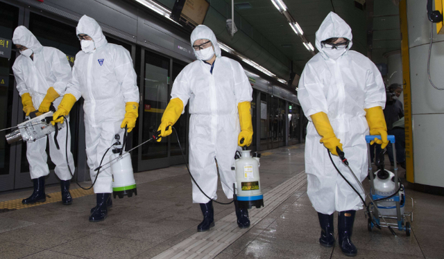 韩国■恨之入骨！韩国前总统跪像立在法院前，大妈上去就是一巴掌