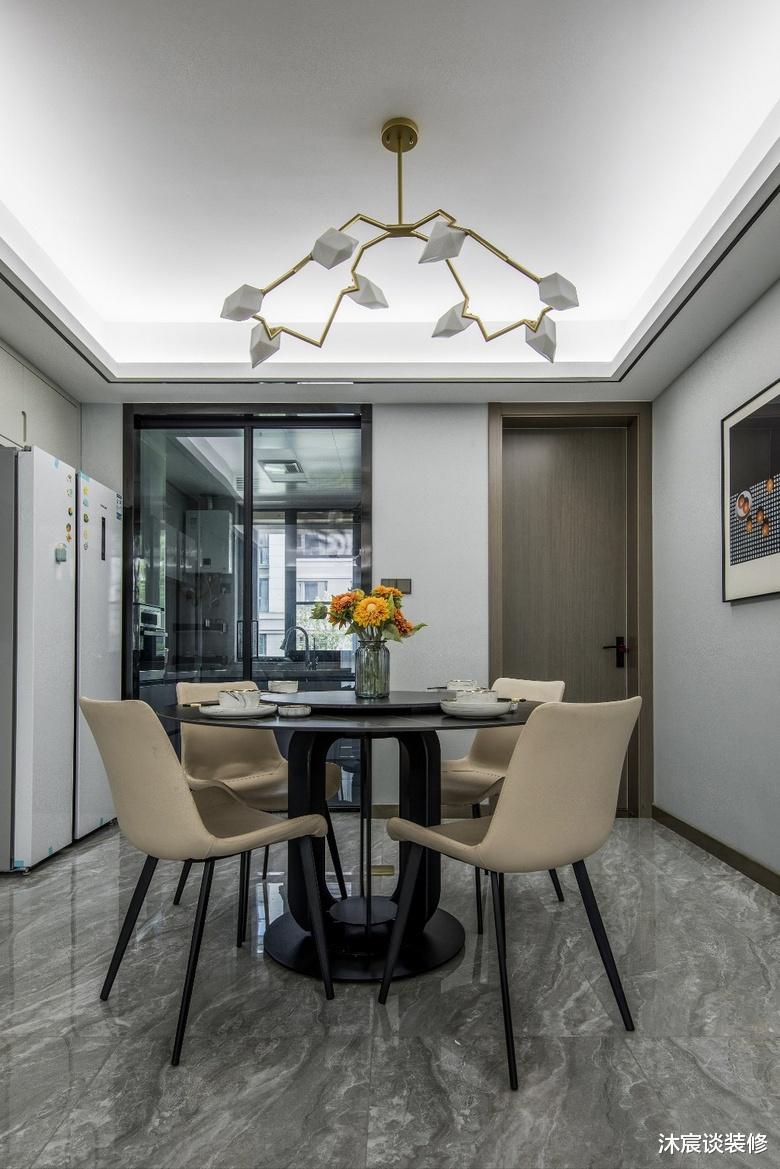 |她家100㎡,装成轻奢风格精致华丽,配色优雅高级,成为小区典范